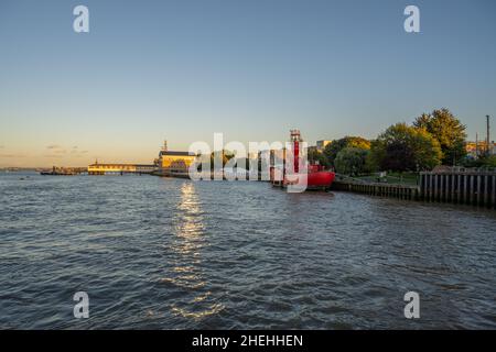 Le quai de l'APL sur la Tamise au coucher du soleil, Gravesend Kent Banque D'Images