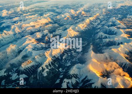 Vue aérienne d'hiver sur les montagnes enneigées des Rocheuses canadiennes, Alberta, Canada Banque D'Images