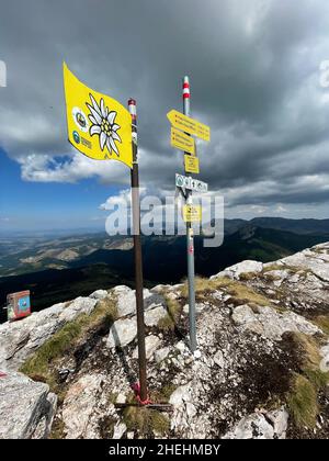 Le sommet du sommet de Hajla de la vallée et des montagnes de Rugova et le parc national de Prokletije dans le nord du Kosovo, le long de la frontière avec le Monténégro Banque D'Images