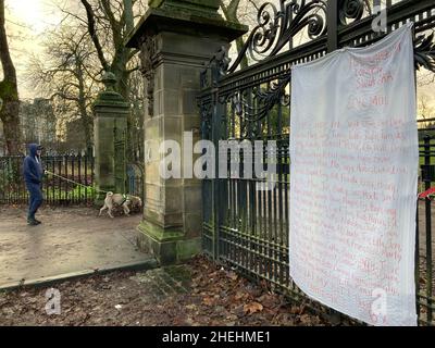 Glasgow, Royaume-Uni, 11 janvier 2022.Une note écrite à la main sur une feuille de lit prétendant être une invitation à une longue liste de personnes, et écrite par le Premier ministre Boris Johnson et avec l'adresse no 10 sur celle-ci, est apparue accrochée aux portes de Queen's Park dans le sud de Glasgow, en Écosse, le 11th janvier 2022.Photo: Jeremy Sutton-Hibbert/Alamy Live News. Banque D'Images