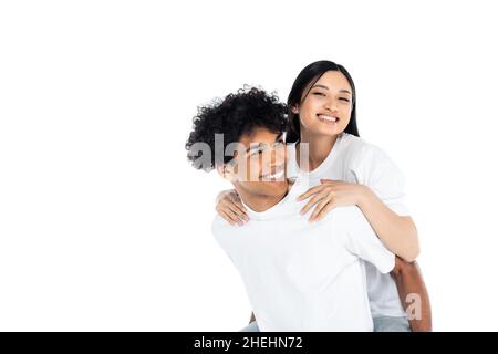 souriant africain américain porgyending joyeuse femme asiatique regardant la caméra isolée sur blanc Banque D'Images
