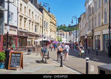 Hastings, la vue le long des cafés et bars de Robertson Street vers le haut de la colline du château normand, East Sussex, Angleterre, Royaume-Uni, UK, Grande-Bretagne Banque D'Images