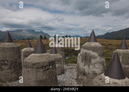 Zone frontalière Autriche Tyrol Italie du Sud Tyrol à paso resia les dents du dragon de la barrière de char à Plamort de la Seconde Guerre mondiale Banque D'Images