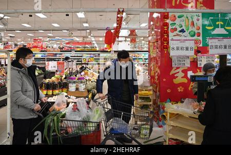 (220111) -- TIANJIN, le 11 janvier 2022 (Xinhua) -- les résidents achètent des légumes dans un supermarché du nord de la Chine, Tianjin, le 10 janvier 2022.La municipalité de Tianjin en Chine du Nord, qui a été témoin de la dernière résurgence de la COVID-19, a lancé un mécanisme d'intervention d'urgence pour garantir l'approvisionnement en produits de première nécessité quotidiens.selon le bureau de commerce municipal de Tianjin, les autorités locales ont mobilisé les principaux fournisseurs de gros,supermarchés et marchés des légumes pour ajouter des stocks afin de faire face à la demande du marché pour la viande, les oeufs et les légumes.Actuellement, les principaux marchés de gros de la ville pour agricu Banque D'Images