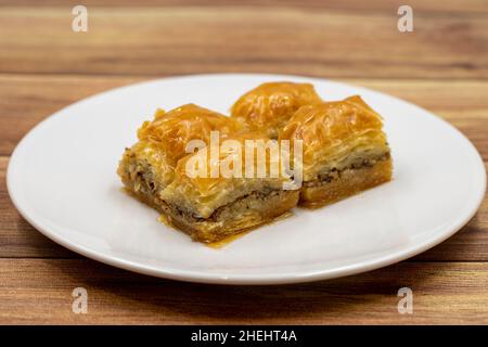 Baklava de noyer sur fond de bois.Spécialités turques traditionnelles.Gros plan. Banque D'Images