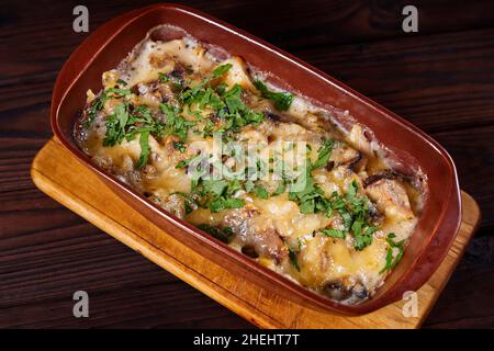 Viande cuite avec champignons et fromage. Al forno. Gros plan, mise au point sélective Banque D'Images