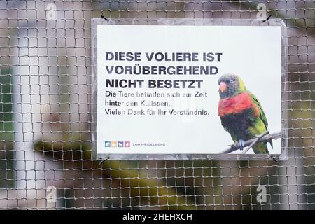 Heidelberg, Allemagne.11th janvier 2022.Un panneau indiquant « cette volière est temporairement inoccupée » est suspendu d'une cage à oiseaux au zoo de Heidelberg.Comme une grippe aviaire a été détectée chez une oie rouge morte au zoo d'Heidelberg, l'installation ferme ses volières à l'intérieur pour le moment.Credit: Uwe Anspach/dpa/Alamy Live News Banque D'Images