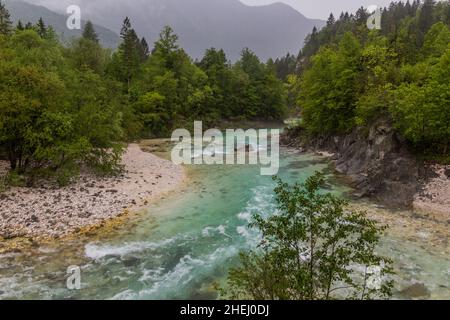 Rivière SOCA près du village de Bovec, Slovénie Banque D'Images