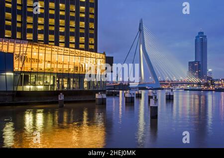 Rotterdam, pays-Bas, 10 janvier 2022: Vue vers le pont Erasmus et la tour Zalmahaven à l'heure bleue avec la tour Maas au premier plan l Banque D'Images