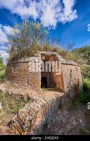 Tombeau étrusque Tumulus circulaire avec domos (passage d'entrée), 6e siècle avant J.-C., Necropoli della Banditaccia, Cerveteri, Italie. Patrimoine mondial de l'UNESCO Banque D'Images