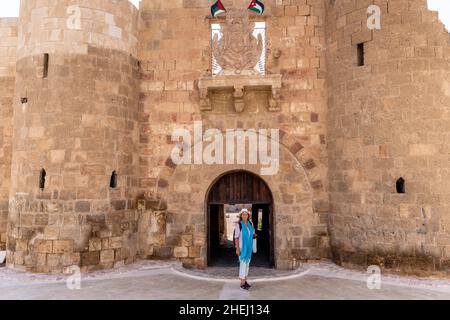 Un visiteur féminin pose devant le fort d'Aqaba, Aqaba, dans le gouvernorat d'Aqaba, en Jordanie. Banque D'Images