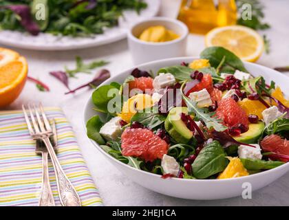 Salade saine d'orange, d'avocat, de pamplemousse et de grenade avec sauce au miel et à la moutarde. Banque D'Images