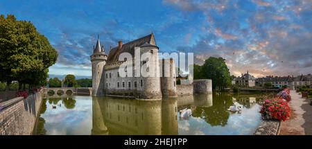 Le Château de Sully-sur-Loire (1560-1641), et son fossé.Sully-sur-Loire, Centre-Val de Loire, France.Le château était le siège du duc de Sully, Banque D'Images