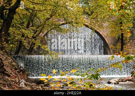 La vieille pierre, pont voûté, entre deux cascades à Palaiokaria, préfecture de Trikala, Thessalie, Grèce. Banque D'Images