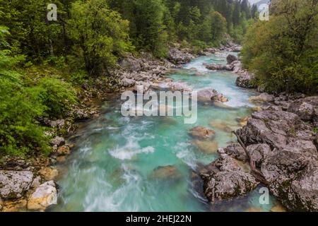 Rivière SOCA près du village de Bovec, Slovénie Banque D'Images