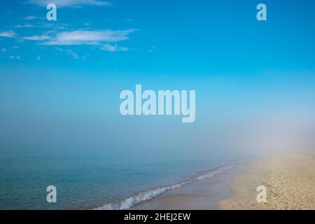 Plage bleu mer, brouillard, ciel bleu avec nuages de détente Banque D'Images