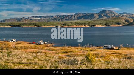 Campeurs au site de loisirs de Bermuda Flat, Theodore Roosevelt Lake, Sierra Ancha à distance, vue de la State Highway 188, près de Roosevelt, Arizona, États-Unis Banque D'Images