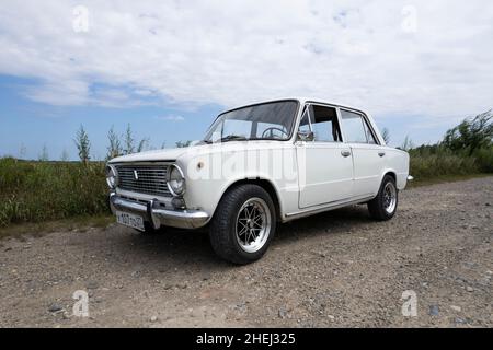 Vieille voiture de Lada russe, blanche, sur le fond du champ Banque D'Images