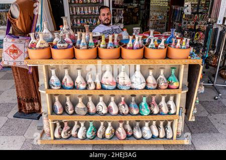 Un artiste du sable et ses bouteilles de sable colorées, Aqaba, gouvernorat d'Aqaba, Jordanie. Banque D'Images