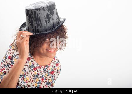 Portrait en gros plan d'une femme brésilienne mûre souriante, portant une casquette Banque D'Images
