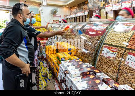 Deux hommes achètent des noix et des graines dans un magasin d'Aqaba, dans le gouvernorat d'Aqaba, en Jordanie. Banque D'Images