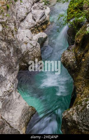 Petite cascade dans la gorge de la rivière Soca près du village de Bovec, en Slovénie Banque D'Images