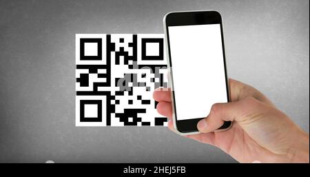 Image d'une femme scannant un code qr avec un smartphone sur fond gris Banque D'Images