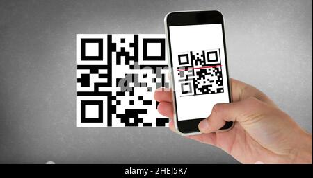 Image d'une femme scannant un code qr avec un smartphone sur fond gris Banque D'Images