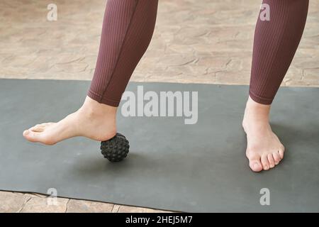 Jeune femme extensible corps sur tapis de fitness.Massage avec relâchement myofascial.Détendez-vous Banque D'Images