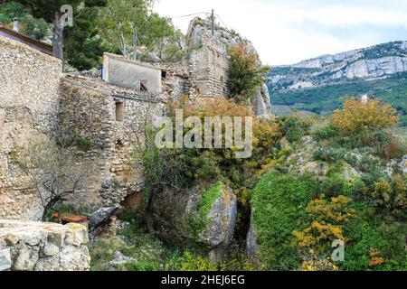 Belle vue sur le village de Guadalest entouré par la végétation, les montagnes et les murs du château Banque D'Images