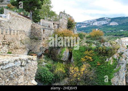 Belle vue sur le village de Guadalest entouré par la végétation, les montagnes et les murs du château Banque D'Images