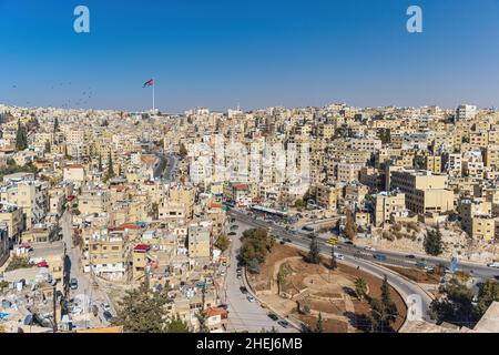 AMMAN, JORDANIE - 27 DÉCEMBRE 2021 : vue de la ville d'Amman avec le drapeau jordanien géant en arrière-plan Banque D'Images