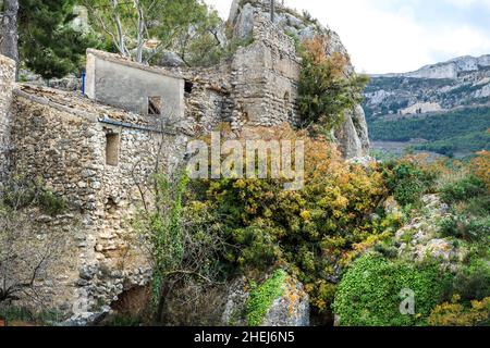 Belle vue sur le village de Guadalest entouré par la végétation, les montagnes et les murs du château Banque D'Images