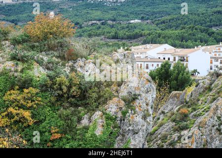 Belle vue sur le village de Guadalest entouré par la végétation, les montagnes et les murs du château Banque D'Images