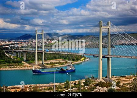 Bateau passant sous le pont supérieur d'Evripos et Chalkis (Chalkida) ville, île d'Evia (Euboea), Grèce centrale. Banque D'Images