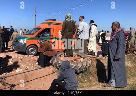 Le Caire, Égypte.11th janvier 2022.Une ambulance est vue près du site des travaux de sauvetage sur un camion qui a plongé dans le Nil à Gizeh, en Égypte, le 11 janvier 2022.Au moins deux personnes ont été tuées et huit autres sont toujours portées disparues en Egypte alors qu'un camion de 24 passagers a plongé dans le Nil près de la capitale le Caire, a déclaré le parquet égyptien dans une déclaration mardi.Credit: Ahmed Gomaa/Xinhua/Alamy Live News Banque D'Images