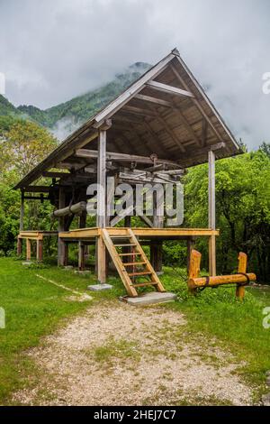 Zicnica (téléphérique en bois) Golobar près du village de Bovec, Slovénie Banque D'Images