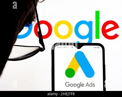 Dans cette illustration, le logo Google Ads apparaît sur un smartphone Banque D'Images