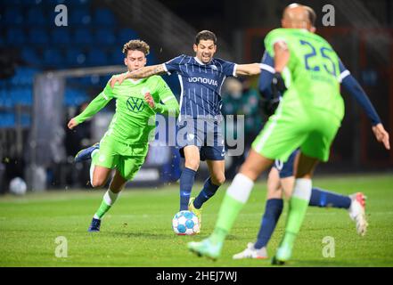 De gauche à droite Luca WALDSCHMIDT (WOB), Cristian GAMBOA (BO), action, football 1st Bundesliga, 18th jumelage,VFL Bochum (BO) - VfL Wolfsburg (WOB) 1: 0, le 9th janvier 2022 à Bochum / Allemagne.#DFL les règlements interdisent toute utilisation de photographies comme séquences d'images et / ou quasi-vidéo # Â Banque D'Images