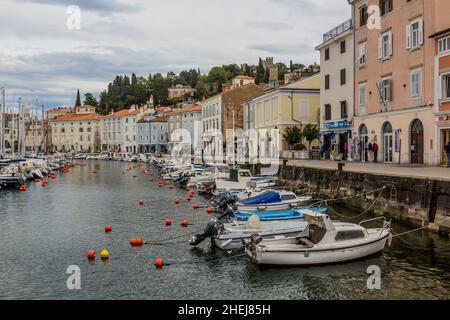 PIRAN, SLOVÉNIE - 15 MAI 2019 : bateaux dans le port de Piran, Slovénie Banque D'Images