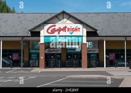 Staines-upon-Thames, Surrey, Royaume-Uni.20th mai 2020.Des places de parking vides à l'extérieur du magasin Carpet Right Store au centre commercial Two Rivers de Staines, Surrey, car de nombreux magasins restent temporairement fermés pendant le confinement du coronavirus Covid-19.Crédit : Maureen McLean/Alay Banque D'Images