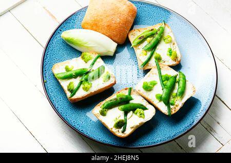 Bruschetta de légumes frais avec chou et pois verts. Aliments sains Banque D'Images