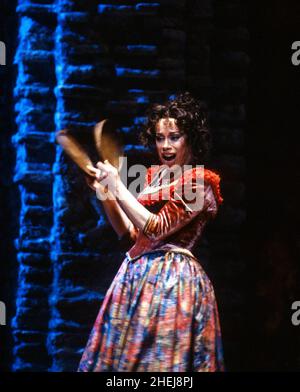 Maria Ewing (Carmen) dans CARMEN par Bizet à l'Opéra Royal, Covent Garden, Londres WC2 26/04/1991 chef: Zubin Mehta set design: Gerardo Vera costumes: Franca Squarciapino éclairage: Bruno Boyer mouvement: Stuart Hopps chorégraphe Flamenco: Cristina Hoyos directeur: Nuria Espert Banque D'Images