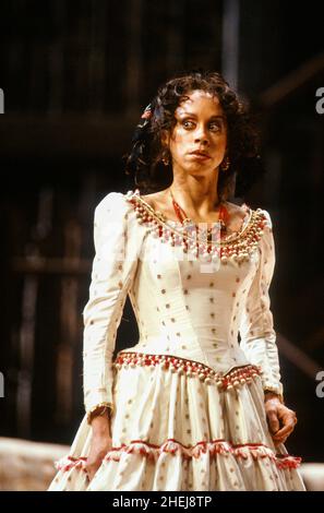 Maria Ewing (Carmen) dans CARMEN par Bizet à l'Opéra Royal, Covent Garden, Londres WC2 26/04/1991 chef: Zubin Mehta set design: Gerardo Vera costumes: Franca Squarciapino éclairage: Bruno Boyer mouvement: Stuart Hopps chorégraphe Flamenco: Cristina Hoyos directeur: Nuria Espert Banque D'Images