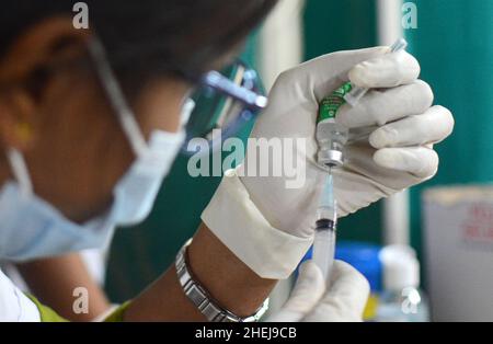 Étant donné qu'un grand nombre de professionnels de la santé sont en baisse avec Covid, Bengal est prévu de déployer des doses de rappel pour les soins de santé, les travailleurs de première ligne et les personnes âgées avec comorbidité le lundi 10 janvier 2022.Les hôpitaux publics et privés administreront la dose de rappel sur les candidats admissibles à partir de lundi, tandis que les centres de santé primaires urbains gérés par la Kolkata Municipal Corporation (KMC) dans 144 quartiers administreront également les troisième coups.(Photo de Rahul Sadhukhan/Pacific Press/Sipa USA) Banque D'Images