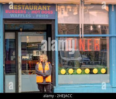 Glasgow, Écosse, Royaume-Uni.11th janvier 2022.Le nouveau film Batgirl a été mis en place avec les fermetures de routes, les façades des magasins étant construites avec le bâtiment art déco et la croix mercat avec des graffitis utilisés pour communiquer la dystopie.Crédit : gerard ferry/Alay Live News Banque D'Images