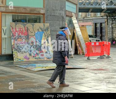 Glasgow, Écosse, Royaume-Uni.11th janvier 2022.Le nouveau film Batgirl a été mis en place avec les fermetures de routes, les façades des magasins étant construites avec le bâtiment art déco et la croix mercat avec des graffitis utilisés pour communiquer la dystopie.Crédit : gerard ferry/Alay Live News Banque D'Images