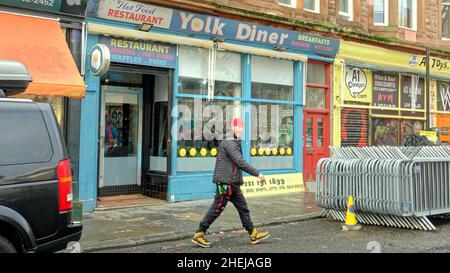Glasgow, Écosse, Royaume-Uni.11th janvier 2022.Le nouveau film Batgirl a été mis en place avec les fermetures de routes, les façades des magasins étant construites avec le bâtiment art déco et la croix mercat avec des graffitis utilisés pour communiquer la dystopie.Crédit : gerard ferry/Alay Live News Banque D'Images