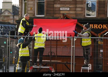 Set construction construire un marché de Noël dans la région de Trongate de Glasgow, pour ce qui est censé être le jeu de film pour le nouveau film Batgirl.Date de la photo: Mardi 11 janvier 2022. Banque D'Images