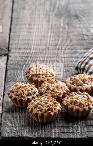 Tartes aux noix sur une table en bois rustique Banque D'Images